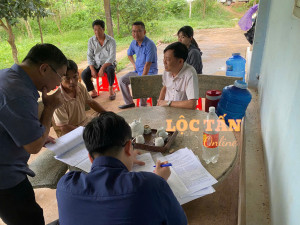 Xã Lộc Tấn tiếp tục vận động người dân đồng thuận nhận tiền, bàn giao mặt bằng thực hiện dự án giao thông