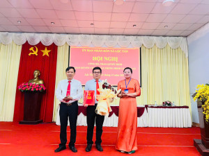 Lộc Tấn: Trao Quyết định giao Quyền Chánh Văn phòng HĐND và UBND xã