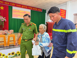 Nhiều phần quà ý nghĩa được trao cho các hộ gia đình, các em học sinh khó khăn trên địa bàn xã Lộc Tấn