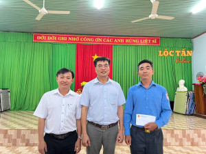 Lãnh đạo xã Lộc Tấn thăm, động viên lực lượng k72 đang làm nhiệm vụ tìm kiếm, quy tập hài cốt liệt sĩ