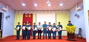 Hội nghị Giao nhiệm vụ khám sức khỏe nghĩa vụ quân sự và thực hiện nghĩa vụ tham gia công an nhân dân năm 2026 cùng công bố, trao quyết định bổ nhiệm cám bộ dân quân tự vệ.