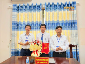 UBND xã Lộc Tấn trao quyết định bổ nhiệm Phó Giám đốc Trung tâm Dịch vụ tổng hợp
