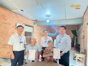 UBND xã Lộc Tấn hỗ trợ giải quyết thủ tục hành chính tại nhà cho công dân