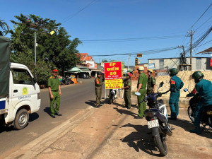 Công an xã Lộc Tấn ra quân giải tỏa lấn chiếm lòng, lề đường, bảo đảm trật tự an toàn giao thông