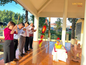 Lãnh đạo xã Lộc Tấn viếng bia tưởng niệm nhân ngày thành lập Quân đội nhân dân Việt Nam