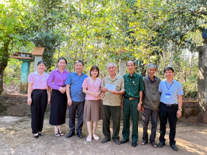 Bộ Quốc phòng tặng quà cho chiến sĩ cách mạng bị địch bắt tù, đày tại xã Lộc Tấn