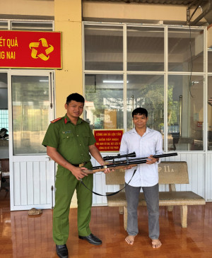 Công an xã Lộc Tấn tích cực vận động người dân giao nộp vũ khí, vật liệu nổ, công cụ hỗ trợ
