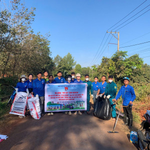 ĐOÀN VIÊN THANH NIÊN XÃ LỘC TẤN RA QUÂN DỌN DẸP RÁC THẢI,...