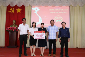 Agribank Lộc Ninh trao quà tết cho quỹ “vì người nghèo” xã Lộc Tấn