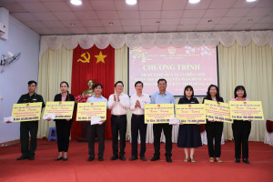 Xã Lộc Tấn tổ chức chương trình trao quà tết cho hộ nghèo, hộ khó khăn nhân dịp tết Nguyên đán Bính Ngọ 2026