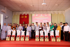 Đại biểu Quốc hội Nguyễn Tuấn Anh tham dự chương trình trao quà tết tại xã Lộc Tấn