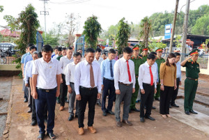 Xã Lộc Tấn: viếng Bia tưởng niệm Mẹ Việt Nam Anh hùng và các Anh hùng liệt sĩ nhân kỷ niệm 96 năm Ngày thành lập Đảng Cộng sản Việt Nam