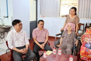 Ủy viên Ban Thường vụ Tỉnh ủy - Phó Chủ tịch UBND tỉnh - Lê Trường Sơn thăm, chúc tết Mẹ Việt Nam Anh hùng Bùi Thị Năm tại xã Lộc Tấn