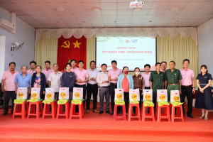 Công ty Cổ phần CP trao quà hỗ trợ các hộ khó khăn trên địa bàn xã Lộc Tấn