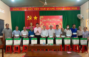 Công đoàn cơ sở NHCSXH Đồng Nai trao quà Tết cho hộ khó khăn tại xã Lộc Tấn