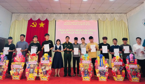Hội đồng Nghĩa vụ quân sự xã Lộc Tấn trao quyết định gọi công dân nhập ngũ năm 2026