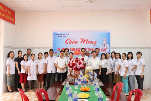 Lãnh đạo xã thăm, chúc mừng Trạm Y tế và Hội Đông y nhân Ngày Thầy thuốc Việt Nam 27/2