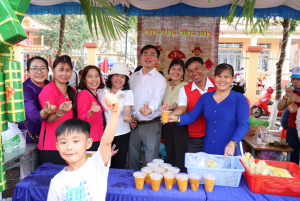 Đồng chí Bí thư Đảng uỷ xã thăm, động viên các gian hàng ẩm thực trong Chương trình “Mừng Đảng quang vinh - Mừng Xuân Bính Ngọ 2026”