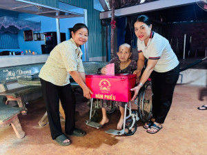 Tổ bầu cử mang hòm phiếu phụ đến nhà Mẹ Việt Nam Anh hùng tại xã Lộc Tấn