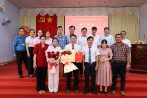 Lộc Tấn trao quyết định bổ nhiệm Phó Giám đốc Trung tâm Dịch vụ tổng hợp