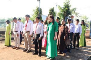 Lộc Tấn: trang nghiêm lễ viếng, báo công các anh hùng liệt sỹ nhân kỳ họp thứ nhất HĐND xã khóa XIII.
