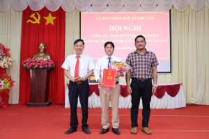 Lộc Tấn công bố Quyết định tiếp nhận và bổ nhiệm Giám đốc Trung tâm Dịch vụ tổng hợp xã
