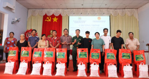 Lộc Tấn tổ chức thăm, tặng quà đồng bào dân tộc Khmer nhân dịp Tết Chôl Chnăm Thmây năm 2026