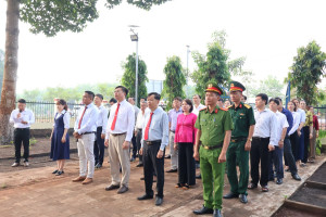 Xã Lộc Tấn: Viếng bia tưởng niệm, tri ân Mẹ Việt Nam anh hùng dịp 30-4