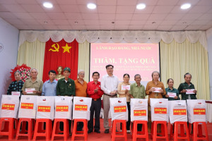 Lãnh đạo Đảng, Nhà nước trao quà hỗ trợ người dân khó khăn tại xã Lộc Tấn dịp 30/4 - 1/5