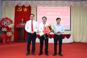 Xã Lộc Tấn trao quyết định điều động, phân công cán bộ lãnh đạo