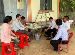 Đoàn khảo sát, tìm hiểu, nắm bắt dư luận xã hội về sản xuất, phát triển kinh tế - xã hội; duy trì bảo tồn bản sắc văn hóa cồng chiêng, phát huy nghề đan gùi của đồng bào X’tiêng