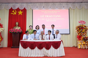 Đảng bộ Lộc Tấn tổ chức Lễ trao Huy hiệu Đảng đợt 19/5/2026