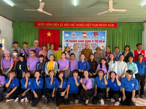 Xã Lộc Tấn: Trao tặng 300 suất quà cho thiếu nhi có hoàn...