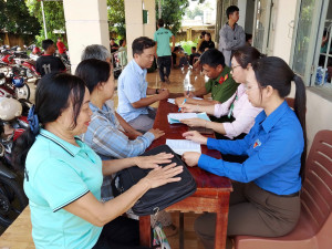 Phòng giao dịch NHCSXH Lộc Ninh giải ngân vốn vay cho người...