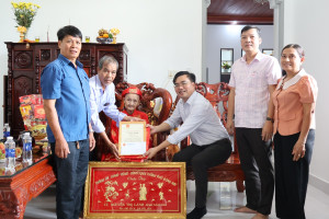 Lãnh đạo xã Lộc Tấn thăm, chúc thọ người cao tuổi nhân kỷ...