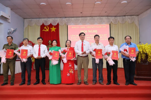Xã Lộc Tấn công bố các quyết định về sắp xếp ấp và kiện toàn tổ chức, nhân sự sau khi HĐND xã thông qua Nghị quyết