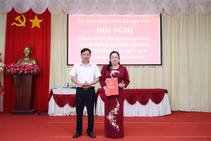 Xã Lộc Tấn tổ chức trao quyết định điều động, bổ nhiệm Phó...
