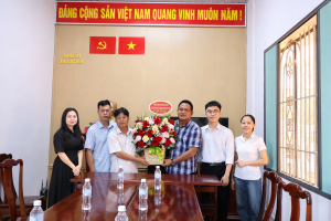 Đảng ủy xã Lộc Tấn tặng hoa chúc mừng Trung tâm Dịch vụ tổng hợp xã nhân Ngày Báo chí cách mạng Việt Nam