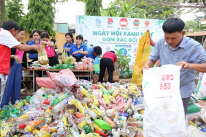 Xã Lộc Tấn ra quân hưởng ứng phong trào thi đua “Toàn dân...