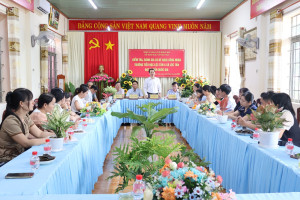 Đoàn kiểm tra của Sở Giáo dục và Đào tạo làm việc tại Trường Tiểu học Lộc Tấn A, Lộc Tấn B về công tác xây dựng trường đạt chuẩn quốc gia.