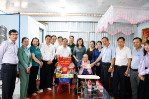 Lãnh đạo thành phố Đồng Nai thăm, tặng quà Mẹ Việt Nam Anh hùng và gia đình người có công tại xã Lộc Tấn
