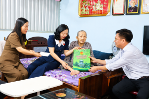 Đoàn đại biểu Quốc hội thành phố Đồng Nai thăm, tặng quà Bà mẹ Việt Nam anh hùng tại xã Lộc Tấn