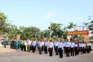 Xã Lộc Tấn tổ chức chào cờ đầu tuần, kết hợp sinh hoạt chính trị quán triệt Chỉ thị số 07-CT/TW và Quy định số 207-QĐ/TW của Trung ương