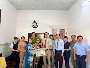 ĐẢNG ỦY XÃ LỘC TẤN TRAO TẶNG HUY HIỆU 60 NĂM TUỔI ĐẢNG CHO...