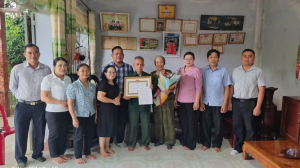 XÃ LỘC TẤN TRAO TẶNG HUY HIỆU 60 NĂM TUỔI ĐẢNG