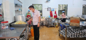 Lộc Tấn kiểm tra đột xuất, tăng cường bảo đảm an toàn bữa ăn...