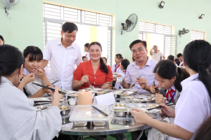 Lãnh đạo xã Lộc Tấn kiểm tra, vận hành thử bếp ăn bán trú...