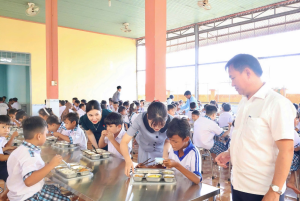 Lãnh đạo xã Lộc Tấn thăm, động viên bếp ăn bán trú Trường...