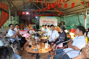 Lãnh đạo xã Lộc Tấn về ấp biên giới, đưa chính quyền đến gần...