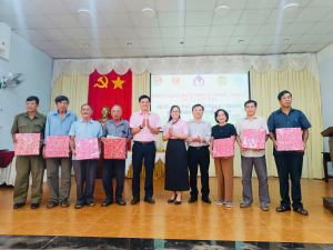 NHCSXH LỘC NINH GIAO DỊCH ĐỊNH KỲ TẠI XÃ LỘC TẤN, TRI ÂN CÁC TỔ TRƯỞNG TỔ TK&VV